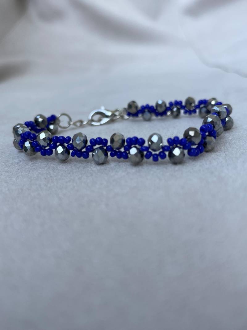 Handgefertigtes Armband Mit Königsblauen Glasperlen Und Silbernen Kristallperlen - Eleganter Statement-Schmuck von MadebyGog