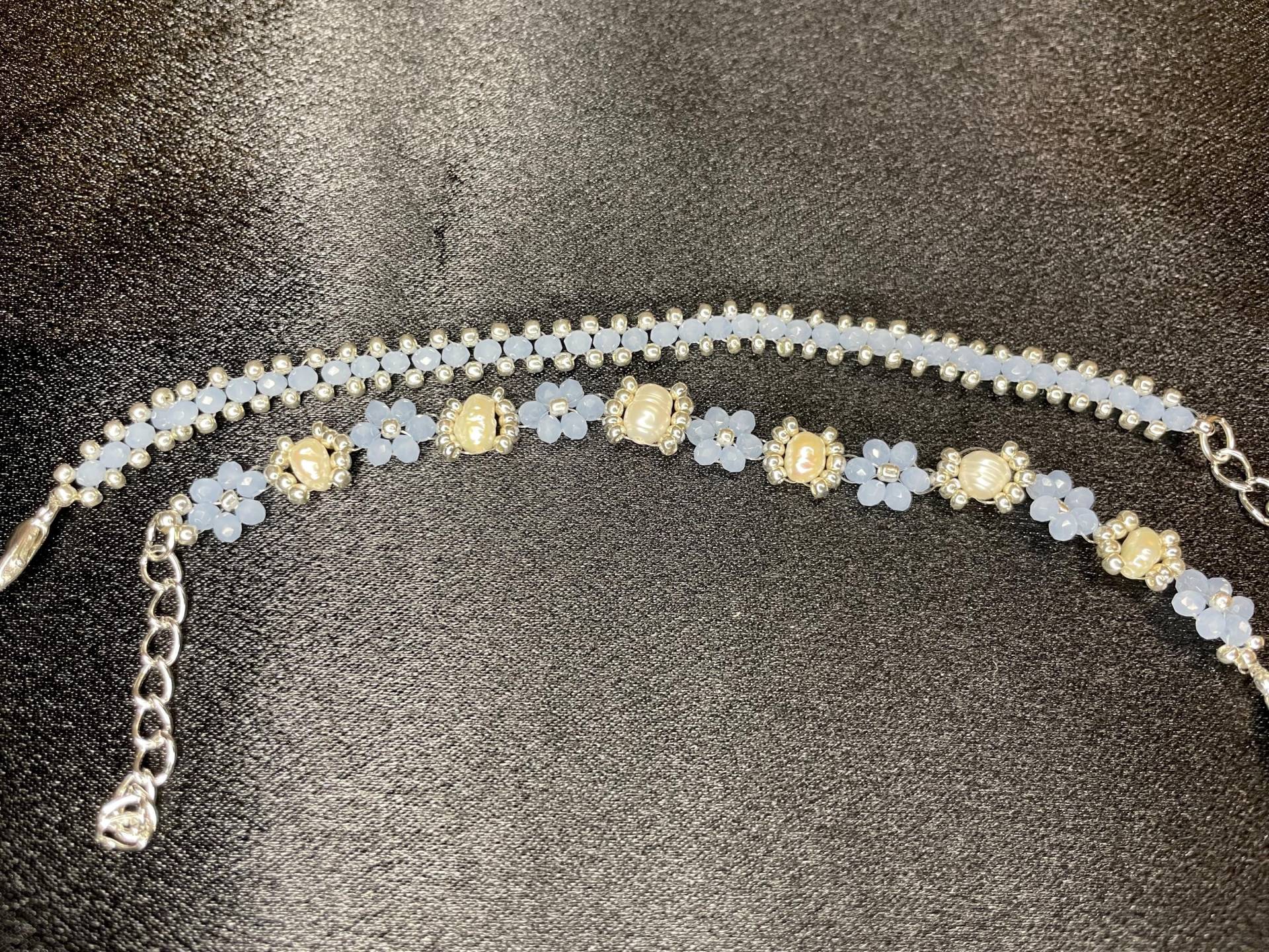 Handgemachtes Armband Set Aus Perlen in Blumenform Handgemachtes Armband Set Aus Perlen in Blumenform von MadebyGog