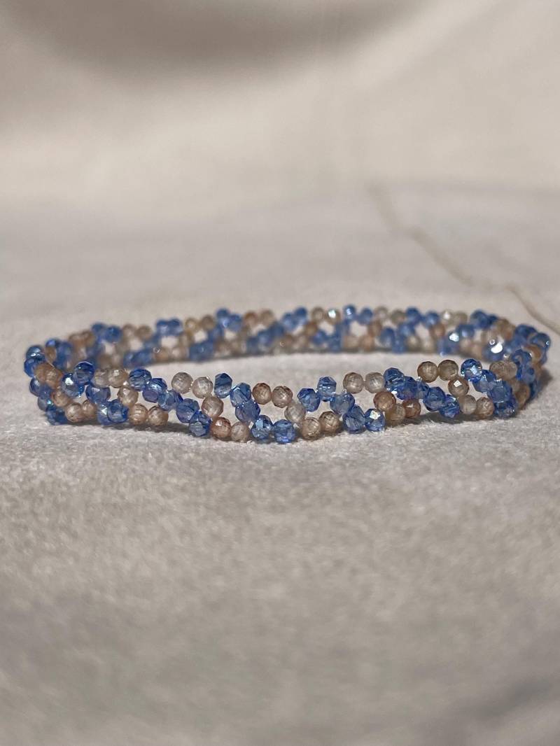Perlenarmband - Handgefertigt Mit Facettierten Glasperlen in Blau Und Champagner Zirkonia von MadebyGog