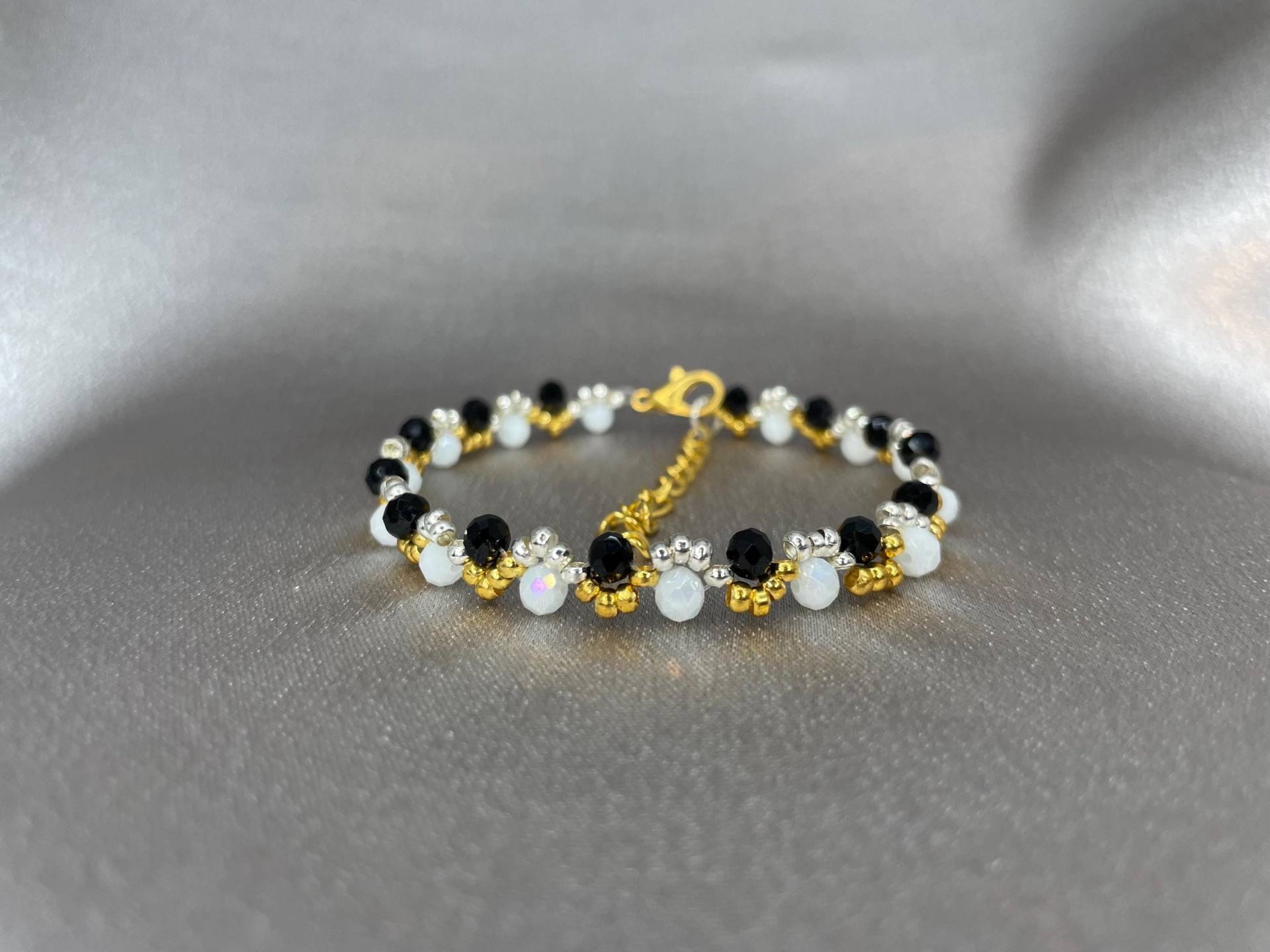 Schmuckset Schwarz Weiß Gold Silber Handgefertigte Perlenkette & Armband | Hochzeitsschmuck Set Oder Einzeln Erhältlich von MadebyGog