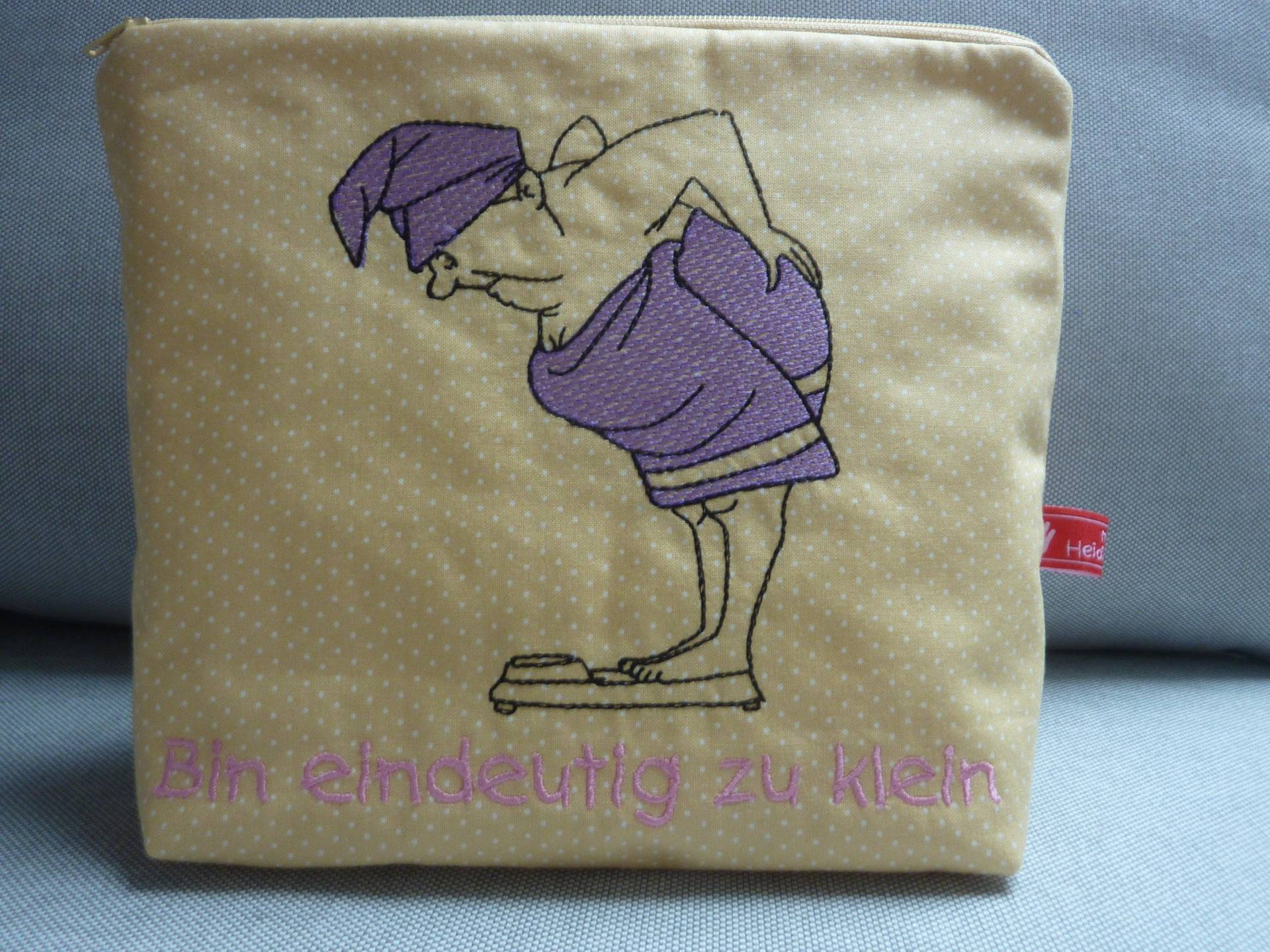 Kosmetiktasche Bin Eindeutig Zu Klein Gestickter Text Diät - Nein Danke Kosmetiktasche Bin Eindeutig Zu Klein Gestickter Text Diät - Nein Danke von MadebyHeidiRohrmoser