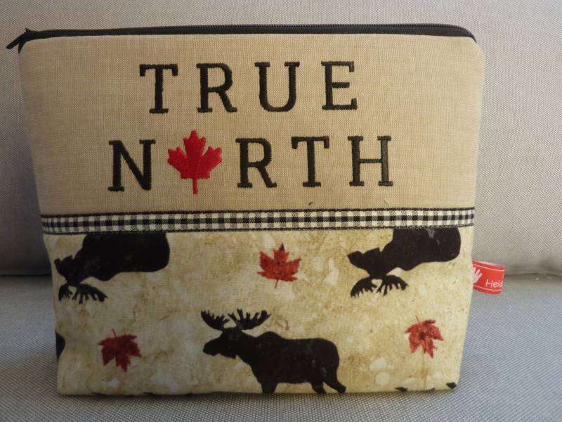 Kosmetiktasche Canada True North Weltenbummler Ahornblatt Gestickter Text Kosmetiktasche Canada True North Weltenbummler Ahornblatt Gestickter Text von MadebyHeidiRohrmoser