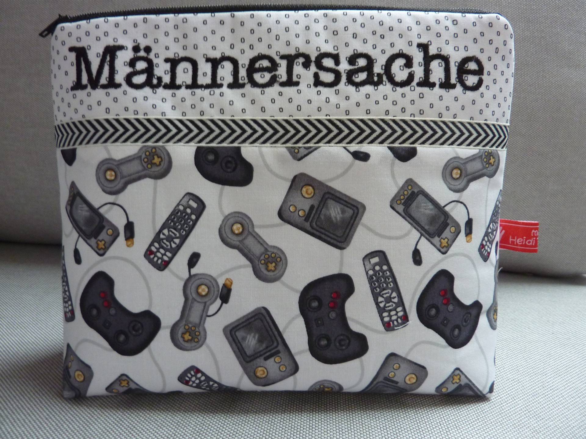 Kosmetiktasche Gamer Man Cave Männersache Controller Windham Fabrics Fernbedienung Kosmetiktasche Gamer Man Cave Männersache Controller Windham Fabrics Fernbedienung von MadebyHeidiRohrmoser