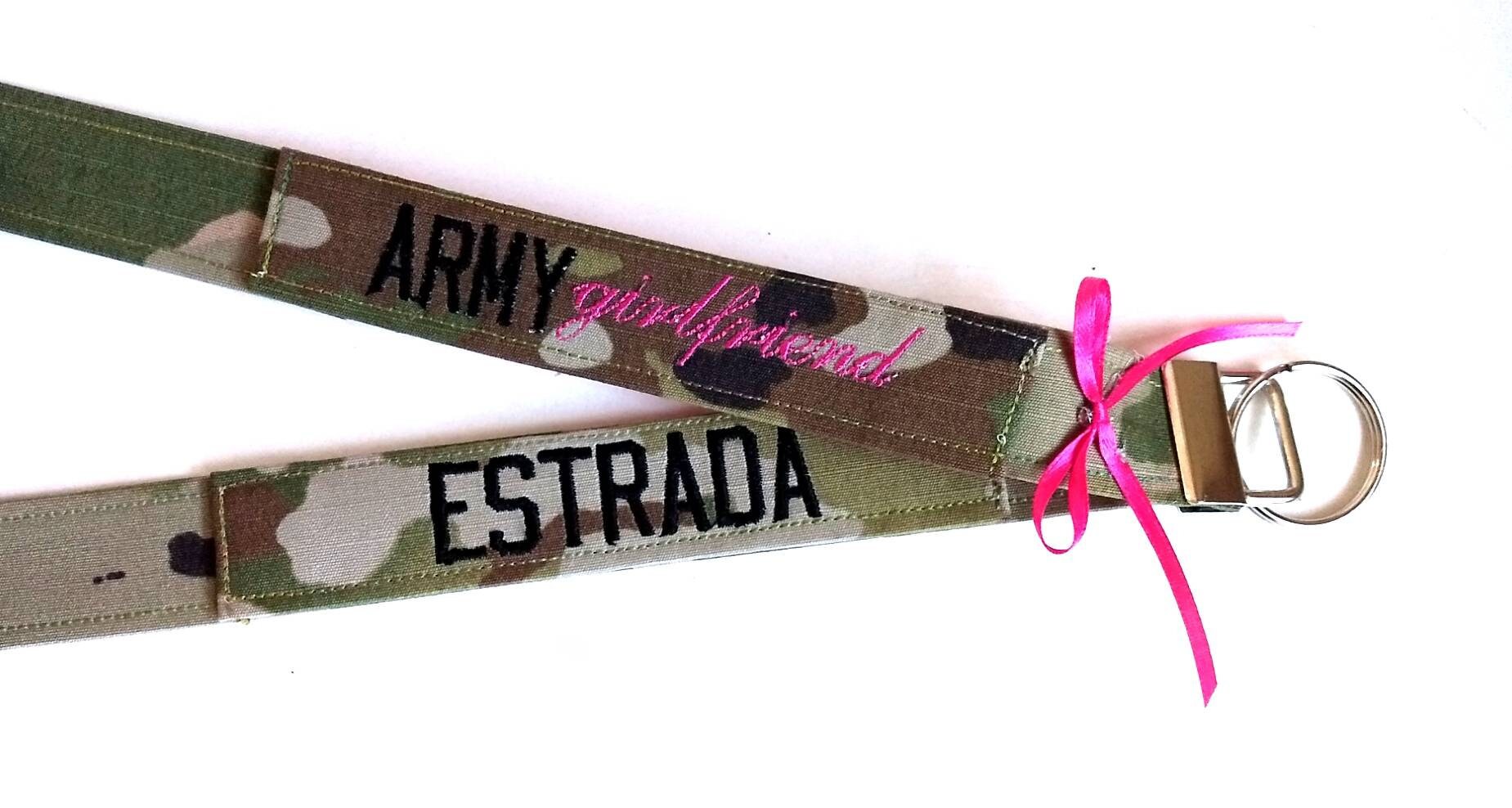 Army Girlfriend Schlüsselband Mit Nachname Army Girlfriend Schlüsselband Mit Nachname von MadebyJadeB
