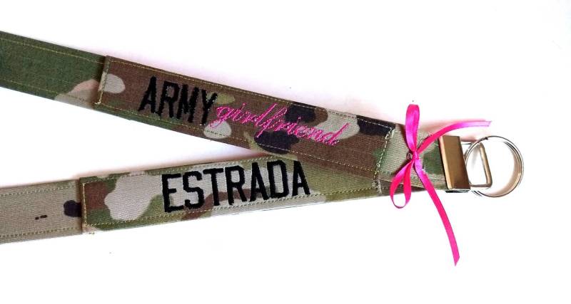 Army Girlfriend Schlüsselband Mit Nachname Army Girlfriend Schlüsselband Mit Nachname von MadebyJadeGleba