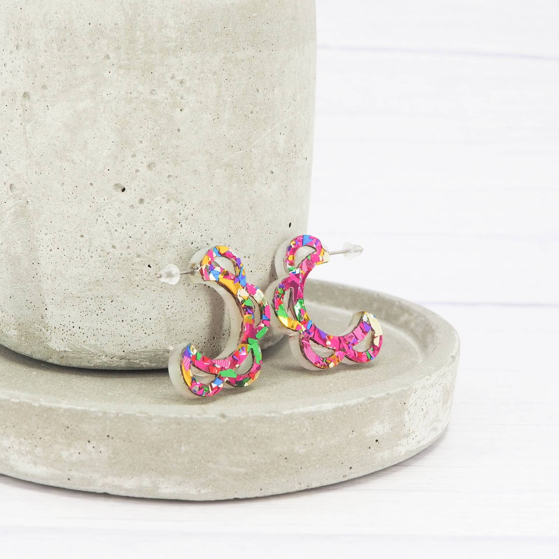 Titan Ohrringe - Pink Regenbogen Konfetti Glitter Creolen Geschenk Für Sie Flocke Kleine Offene Acryl von MadebyJenWren
