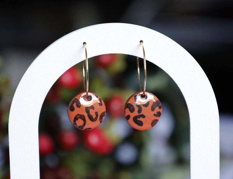 Creolen Mit Rundem Leo-Anhänger Rostrot/Schwarz Creolen Mit Rundem Leo-Anhänger Rostrot/Schwarz von MadebyLiri