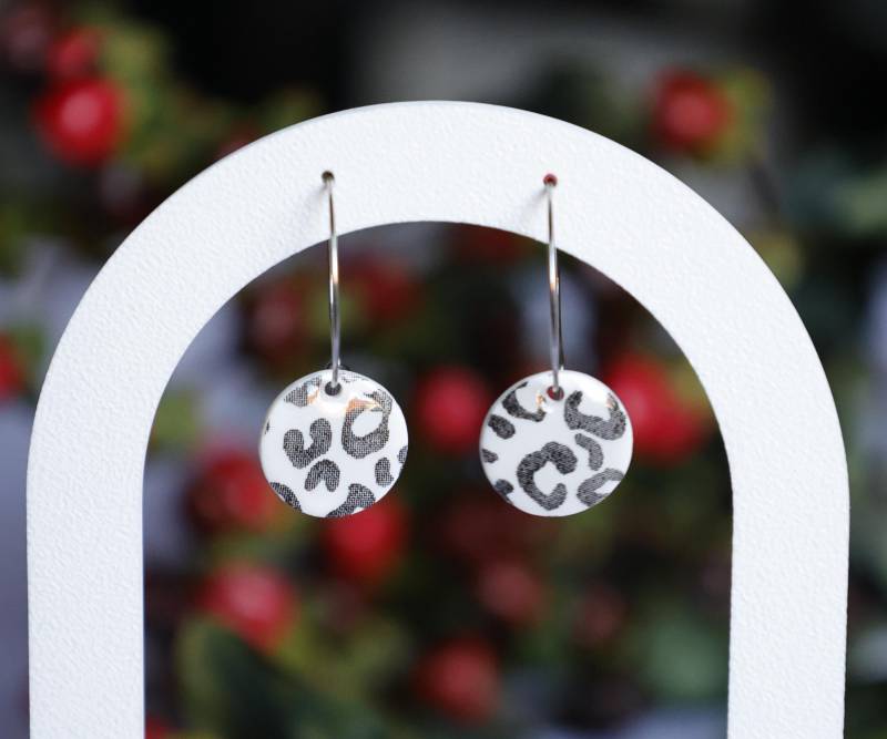 Creolen Mit Rundem Leo-Anhänger Weiß/Schwarz von MadebyLiri