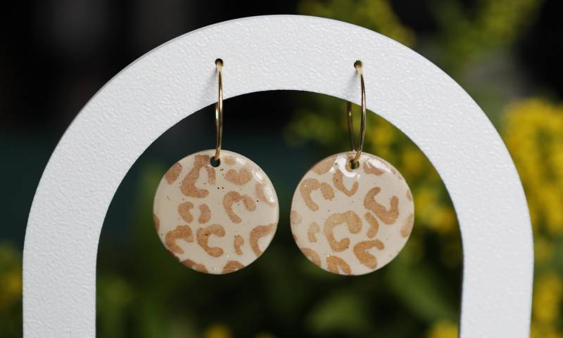 Creolen Mit Rundem Leo-Anhänger von MadebyLiri