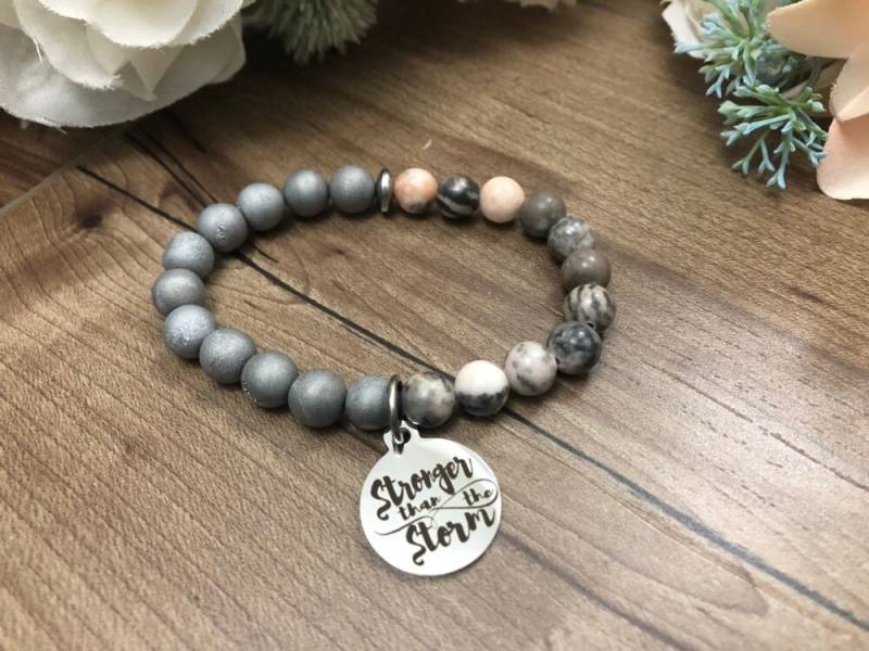 Stärker Dann Der Sturm Armbänder - Edelstein-Mala-Armbänder von MadebyMeganBoutique