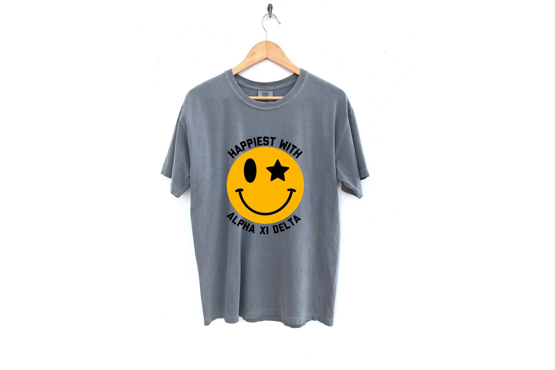 Alpha Xi Delta/Glücklichstes Mit Sorority Shirt Smiley Face Comfort Colors Grey von MadebyMollzShop