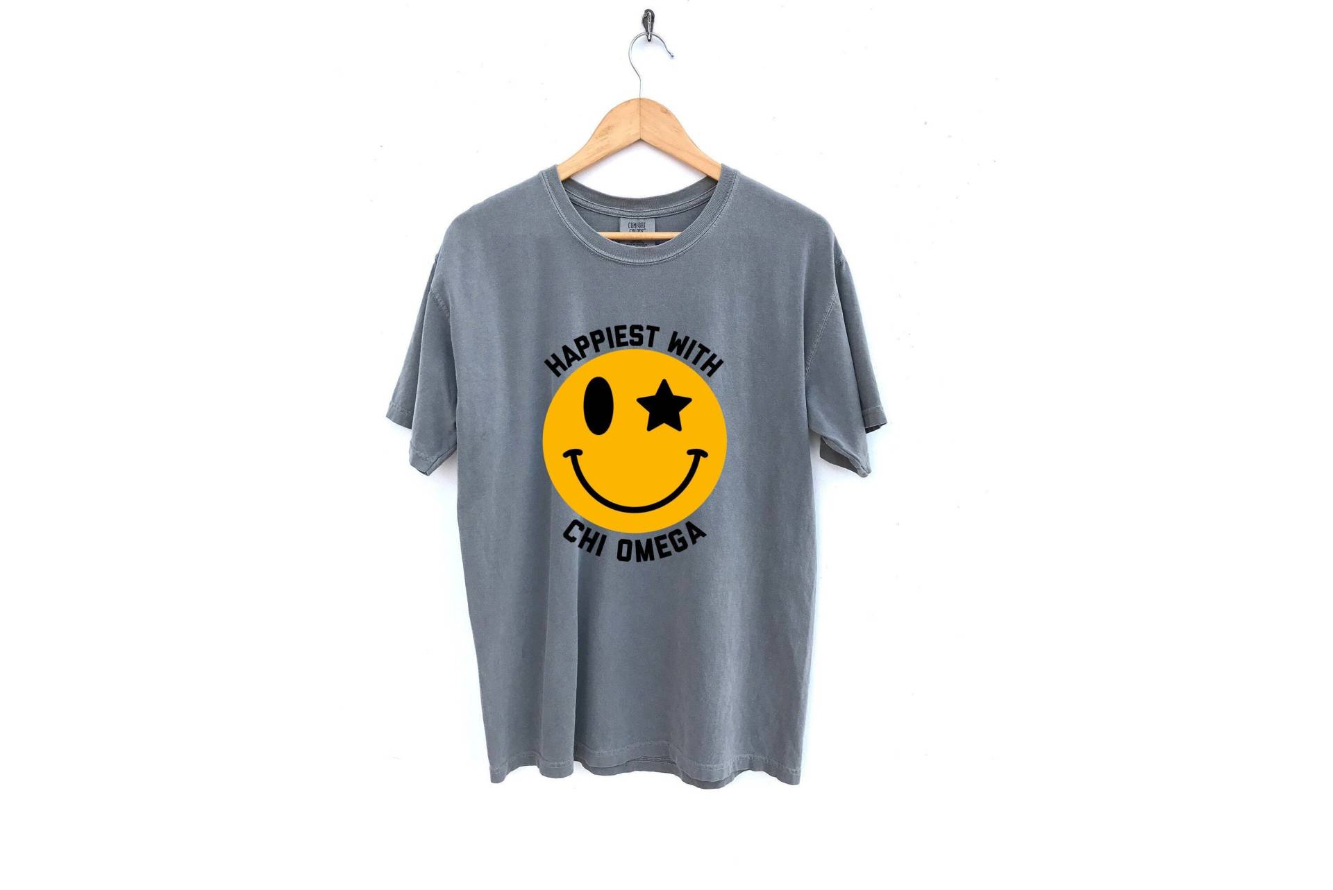 Chi Omega/Glücklichstes Mit Sorority Shirt Smiley Face Comfort Colors Grey von MadebyMollzShop