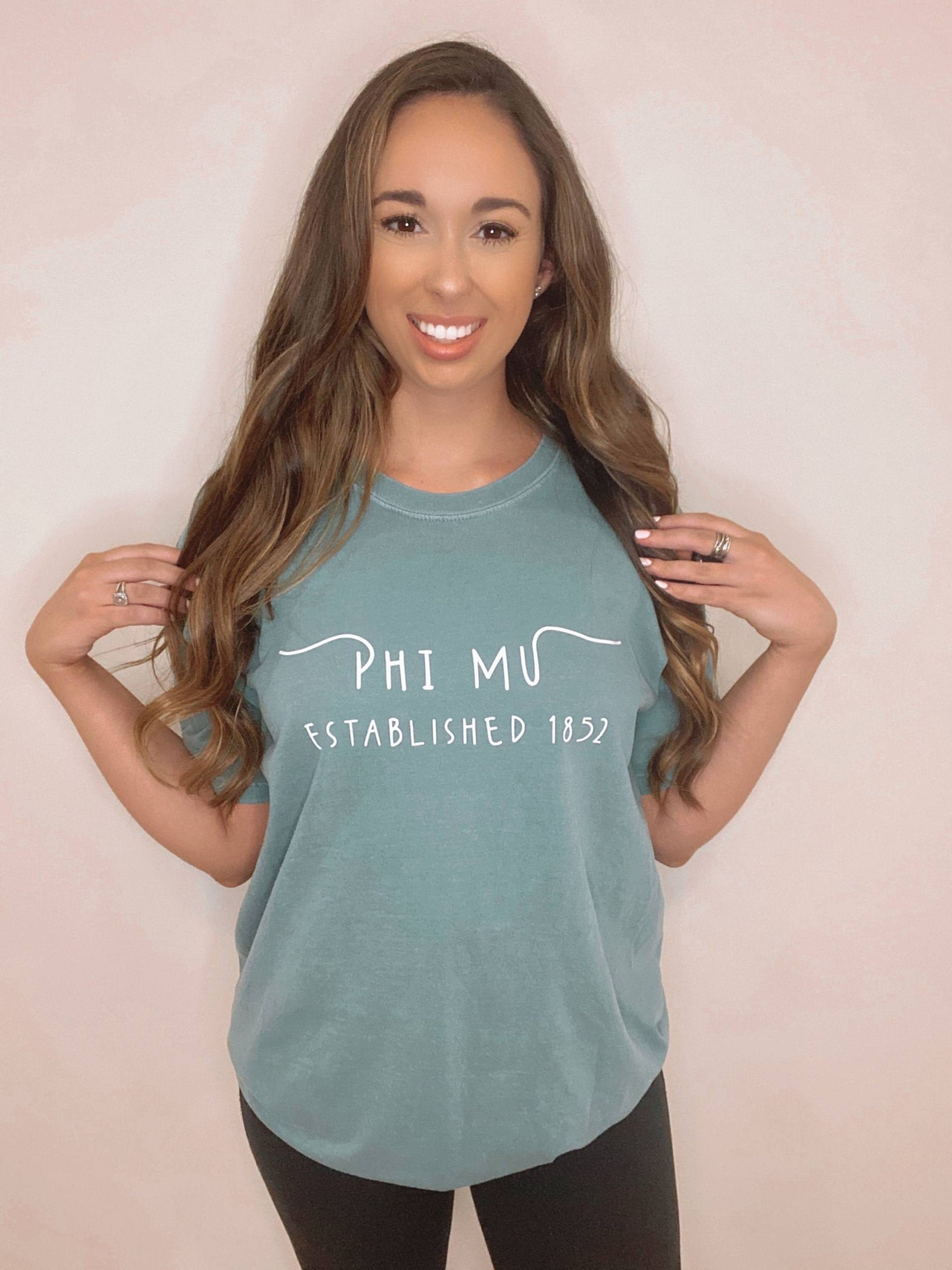 Phi Mu/Wellige Buchstaben Sorority Shirt Comfort Colors Weitere Farben Verfügbar von MadebyMollzShop