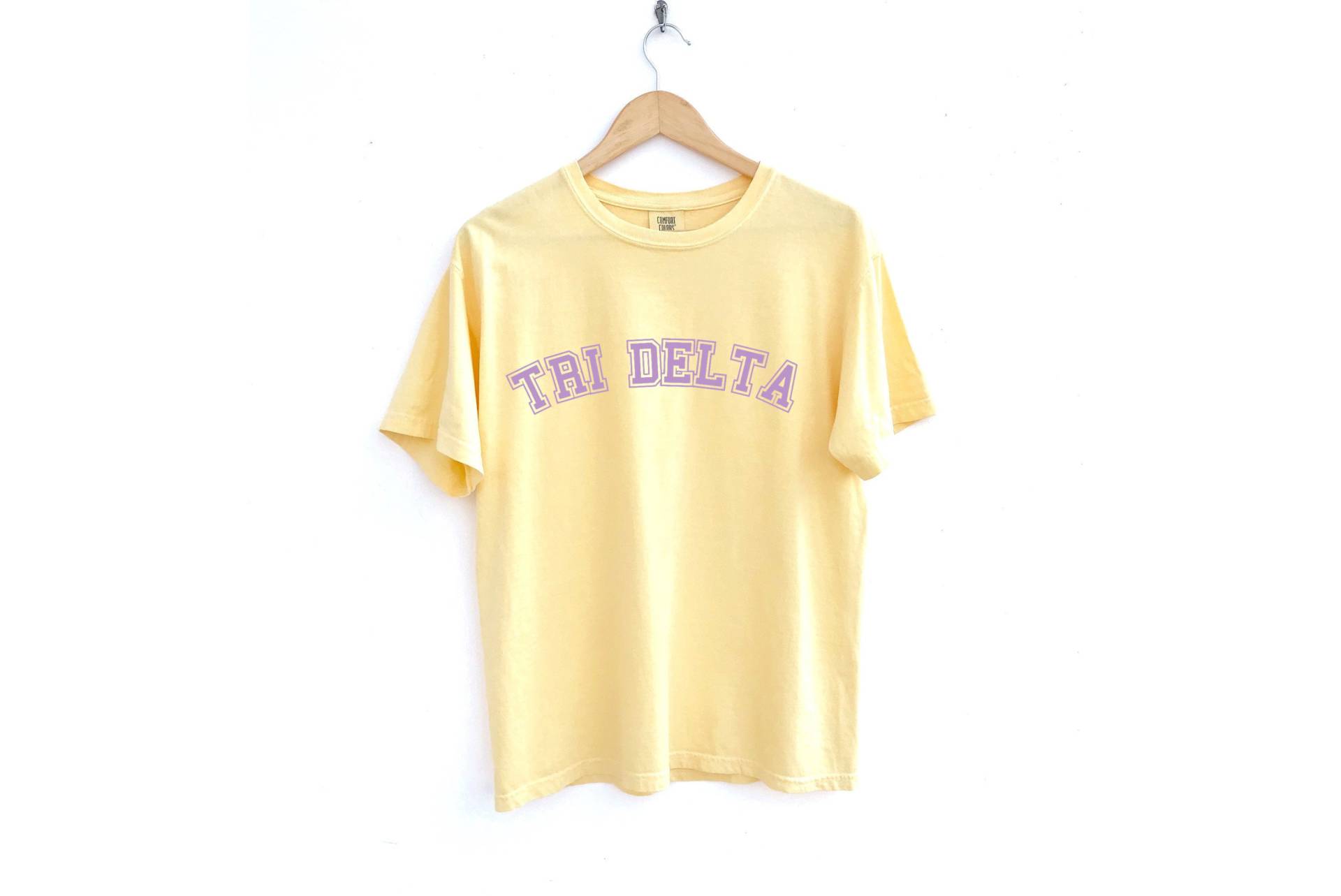 Tri Delta/Lila Stehbogen Sorority Shirt Comfort Colors Butter von MadebyMollzShop
