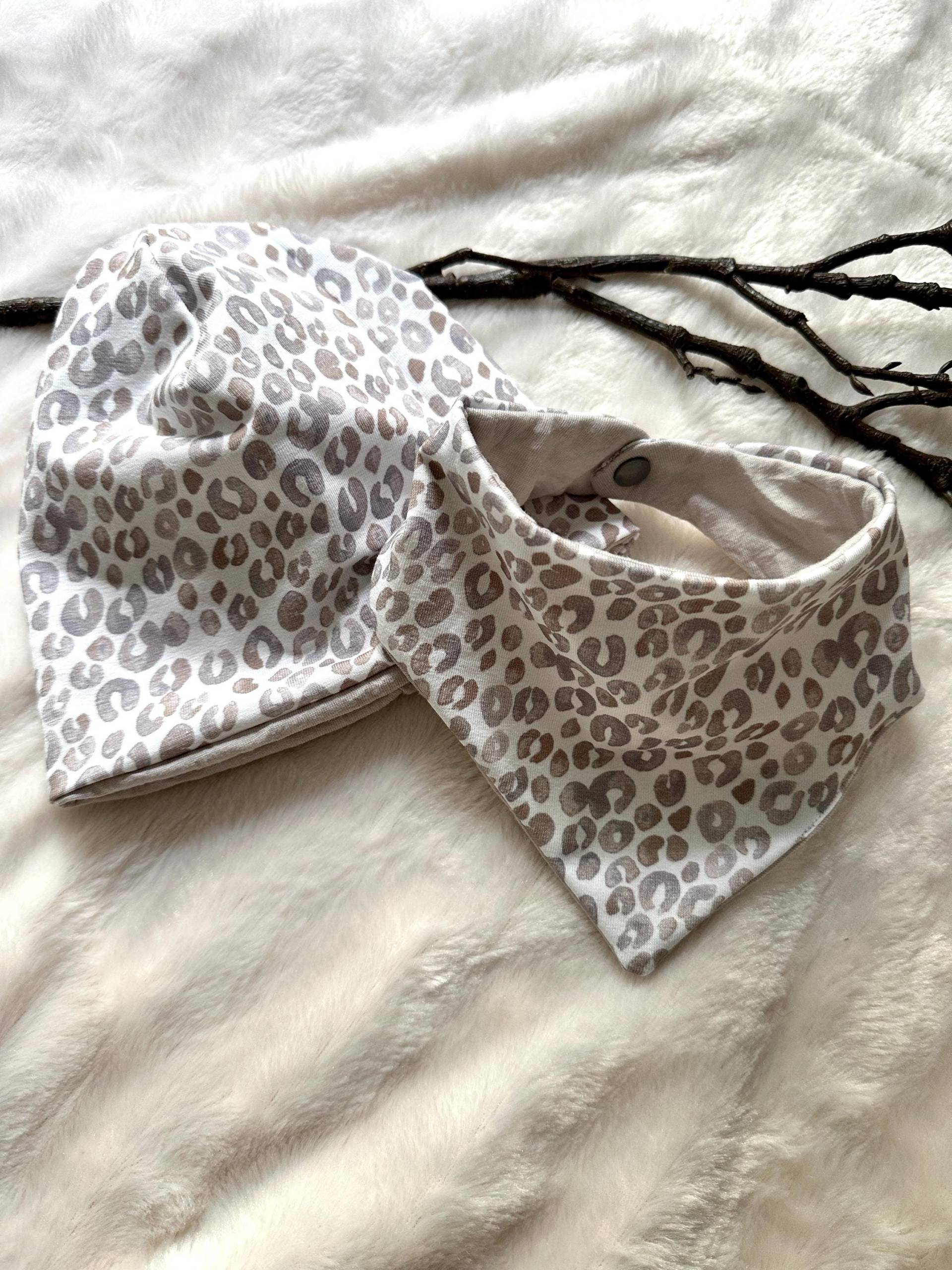 Handgemachtes Baby Set - Beanie Mütze Und Halstuch von MadebyNatmmmkir