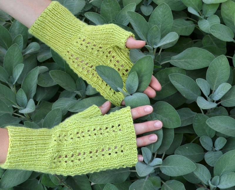 Stulpen Pulswärmer Armstulpen Wolle Handwärmer Winter Strick Damen Hochzeit Walk Geschenkideen Handstulpen Hellgrün von MadebyRewda