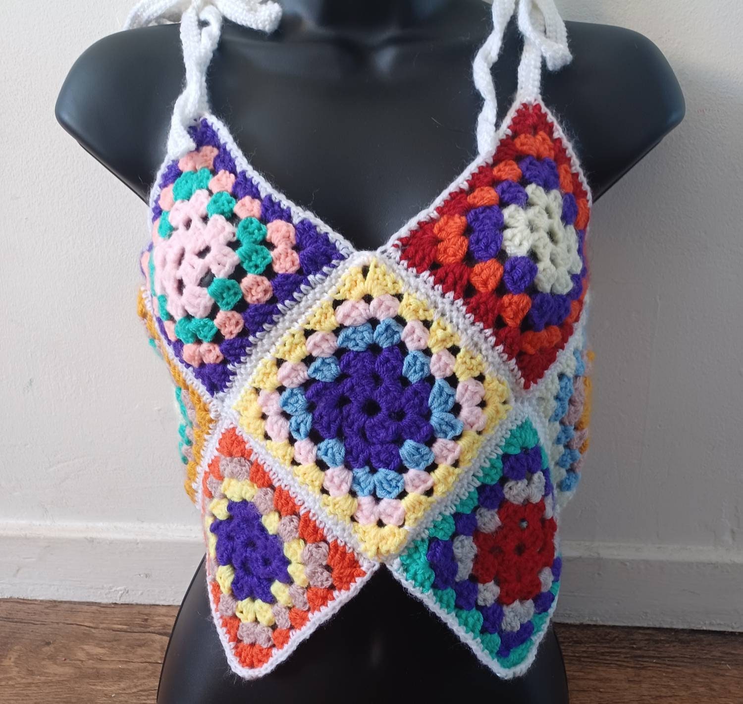 Handgemachtes, Gehäkeltes Oma Quadrat Crop Top Boho Festival Urlaub Party Frühling Sommer Niedliche Krawattenträger von MadebyTJstore