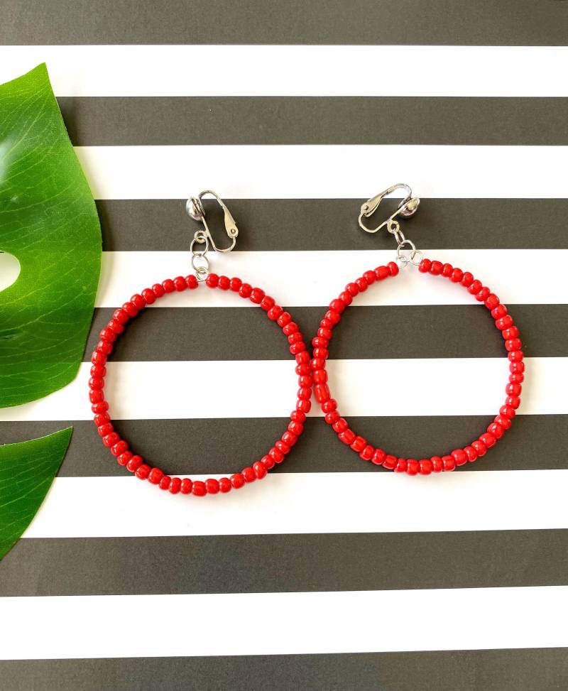 Clip-On Perlen Hoop Ohrringe Mittlerer Größe - Rot von MadebyTashaLaRae