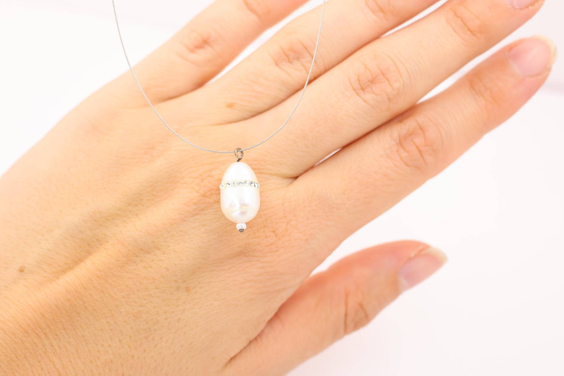 Kette Süßwasserperle in Tropfenform Mit Glitzerndem Strassring Kristall Weiß Glänzend Kette Süßwasserperle in Tropfenform Mit Glitzerndem Strassring Kristall Weiß Glänzend von Madebymamaria