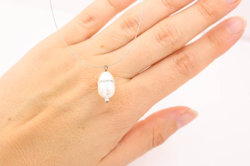 Kette Süßwasserperle in Tropfenform Mit Glitzerndem Strassring Kristall Weiß Glänzend Kette Süßwasserperle in Tropfenform Mit Glitzerndem Strassring Kristall Weiß Glänzend von Madebymamaria