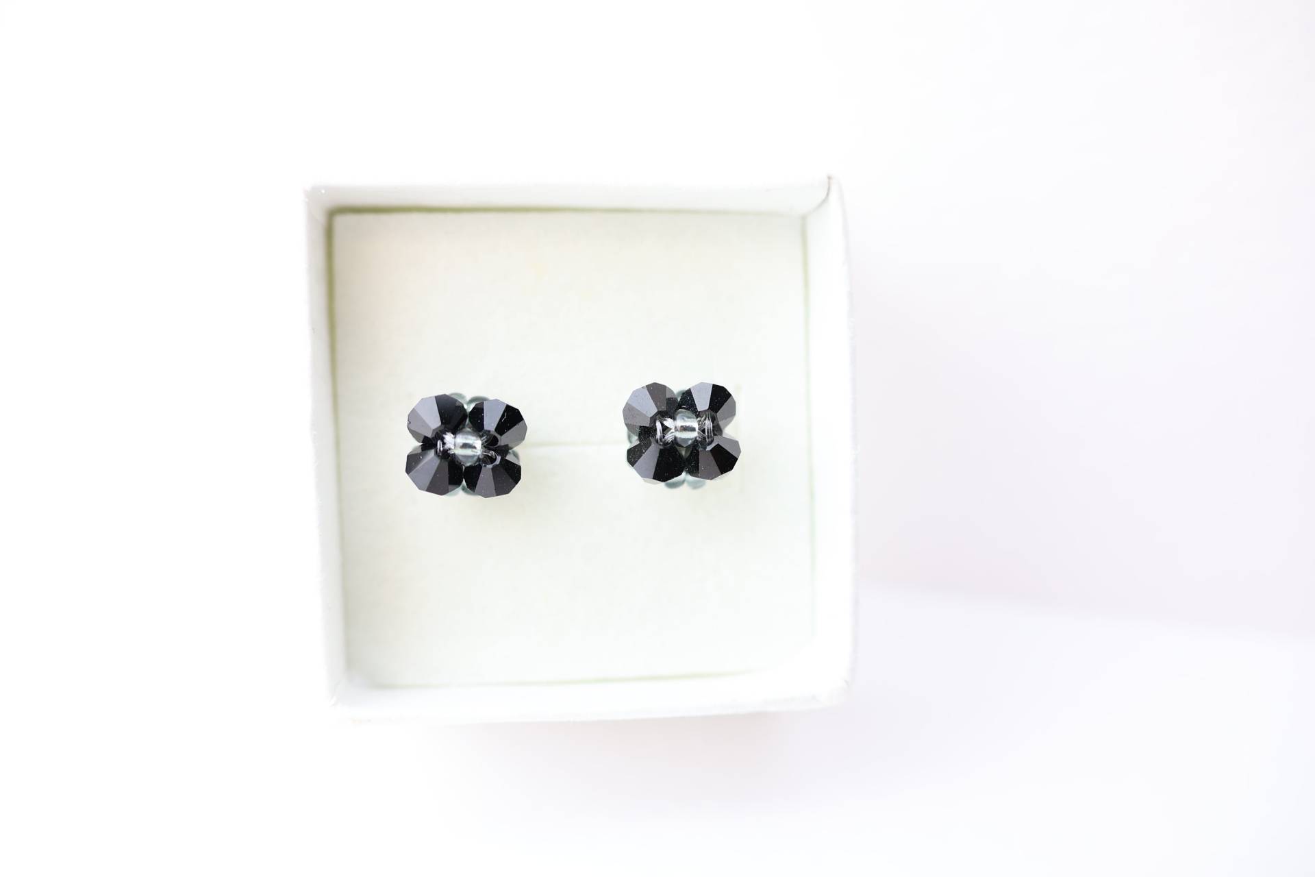 Ohrstecker Mit Swarovski Kristallen Jet Schwarz Blume Strasstecker Blumenstecker Ohrschmuck Strassperle Handmade Ohrstecker Mit Swarovski Kristallen Jet Schwarz Blume Strasstecker Blumenstecker Ohrschmuck Strassperle Handmade von Madebymamaria