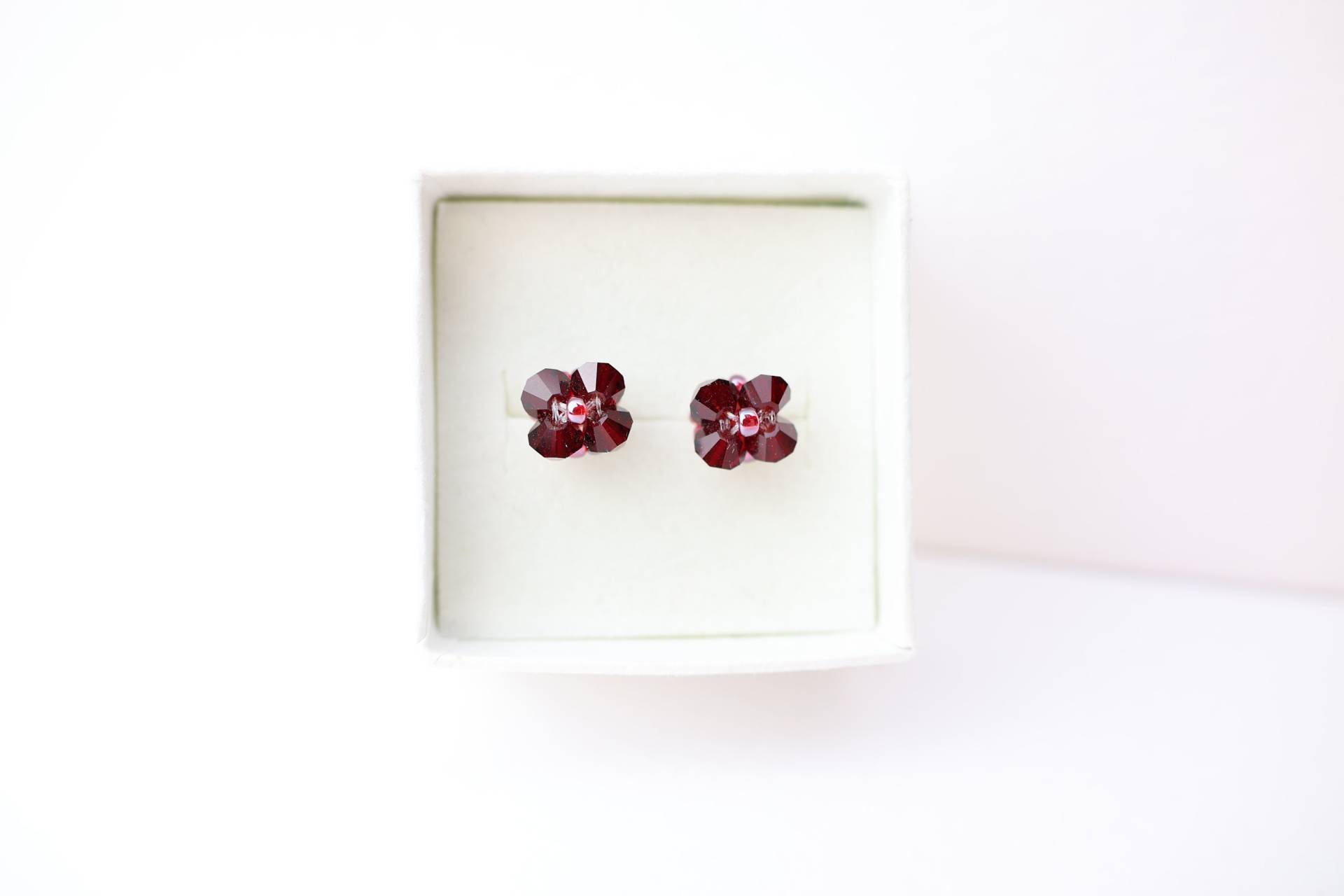 Ohrstecker Mit Swarovski Kristallen Ruby Dunkelrot Blume Strasstecker Blumenstecker Ohrschmuck Strassperle Handmade Ohrstecker Mit Swarovski Kristallen Ruby Dunkelrot Blume Strasstecker Blumenstecker Ohrschmuck Strassperle Handmade von Madebymamaria