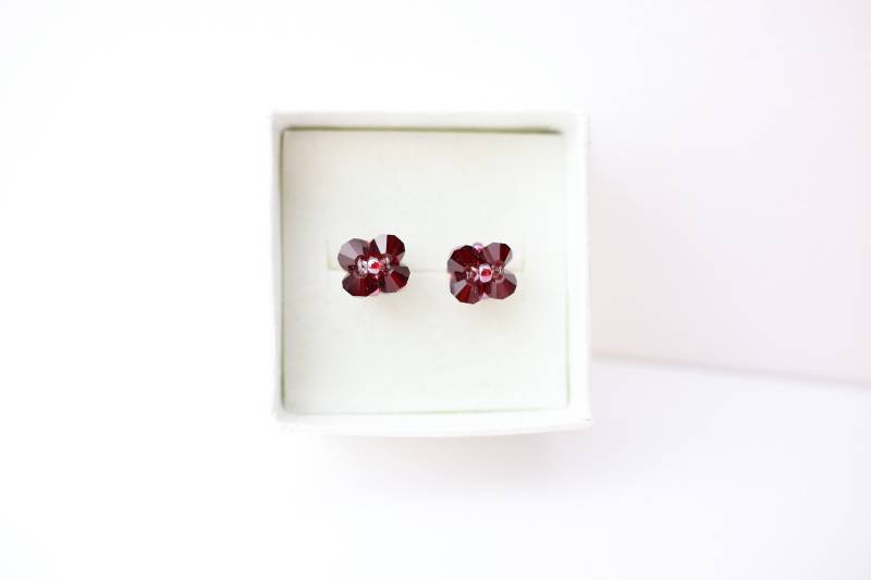 Ohrstecker Mit Swarovski Kristallen Ruby Dunkelrot Blume Strasstecker Blumenstecker Ohrschmuck Strassperle Handmade Ohrstecker Mit Swarovski Kristallen Ruby Dunkelrot Blume Strasstecker Blumenstecker Ohrschmuck Strassperle Handmade von Madebymamaria