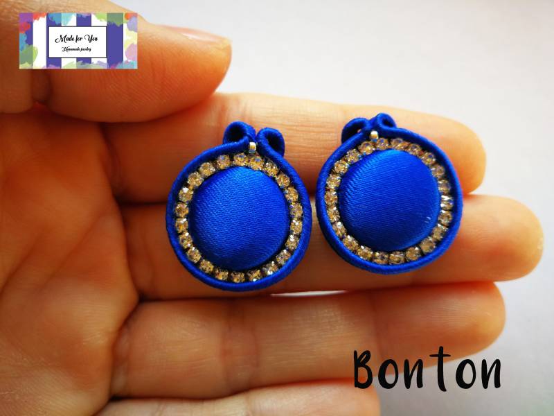 Bonton - Lappen Ohrringe, Knopf Satin Satin Und Strass Ohrstecker, Verschiedene Farbe Ohrringe Bonton - Lappen Ohrringe, Knopf Satin Satin Und Strass Ohrstecker, Verschiedene Farbe Ohrringe von Madeforyougioielli