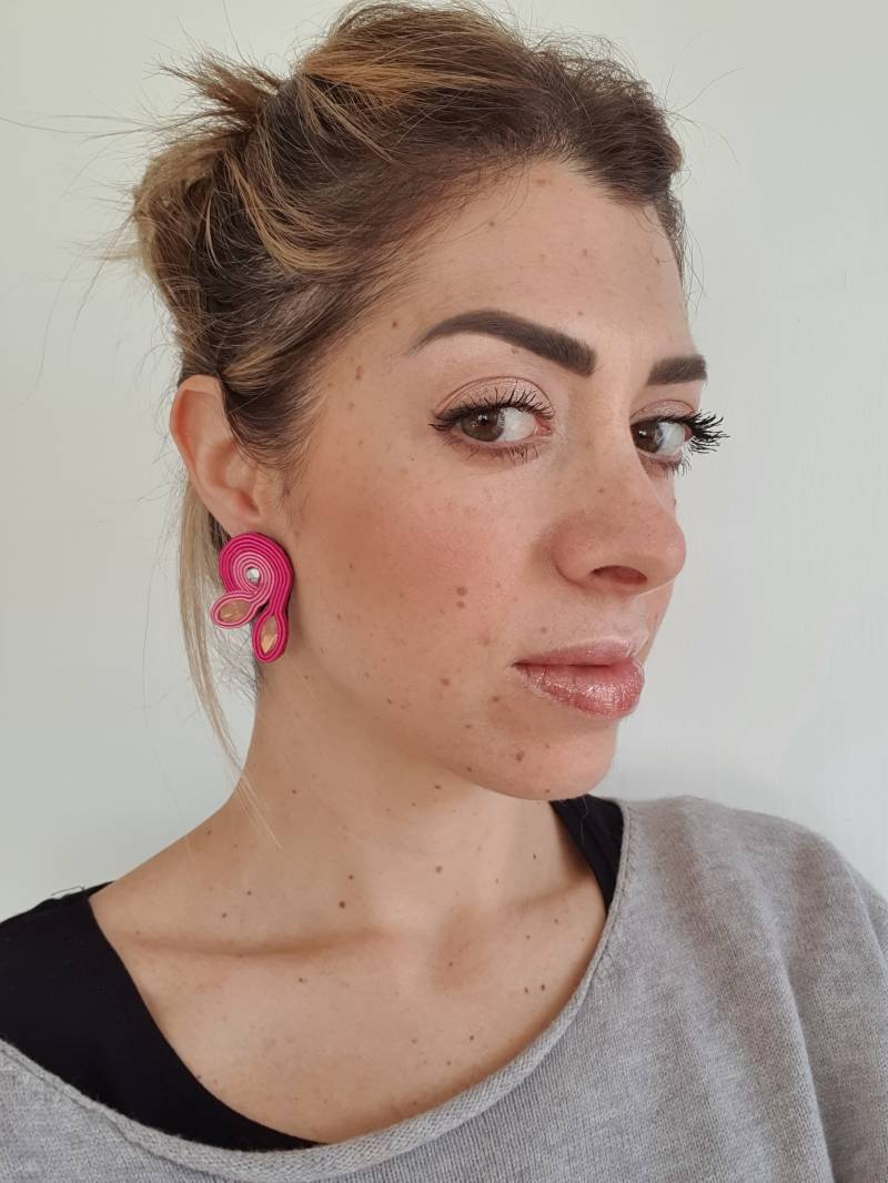 Lotus - Soutache Ohrringe, Lappenohrringe, Kräftige Farbige Ohrringe Mit Harzstein, Knopfohrringe, Ohrstecker von Madeforyougioielli