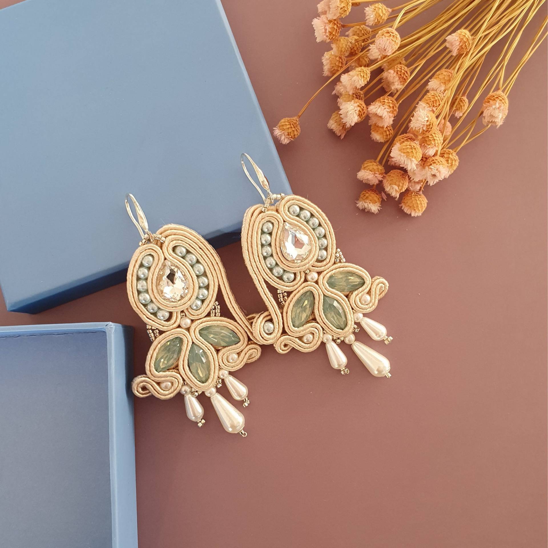 Walzer - Soutache-Ohrringe, Ohrringe in Sanften Farben, Beige Ohrringe, Perlenohrringe, Leichte Tropfenohrringe Walzer - Soutache-Ohrringe, Ohrringe in Sanften Farben, Beige Ohrringe, Perlenohrringe, Leichte Tropfenohrringe von Madeforyougioielli