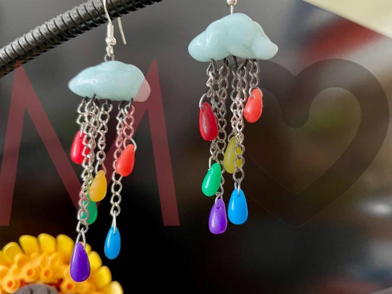 Es Regnet... Vielfalt" - Handgefertigte Regenbogen-Ohrringe von MadeinInvernalia