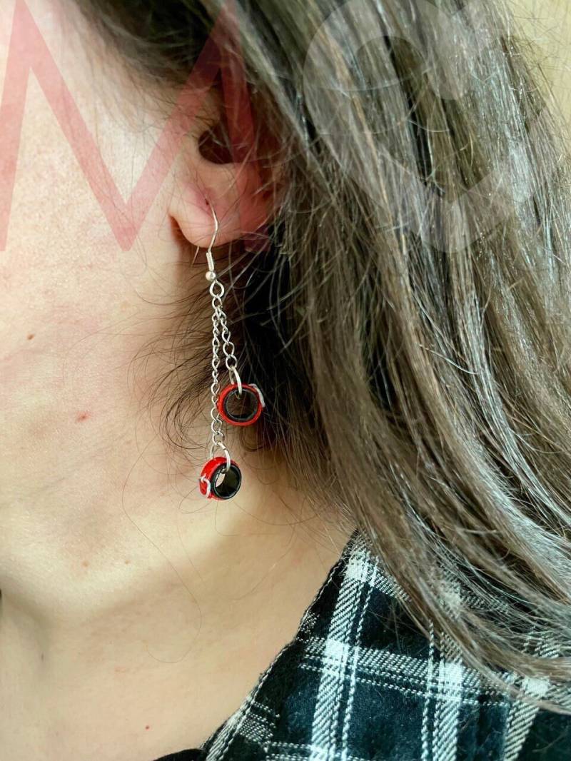 Miniatur-Handschellen-Ohrringe. Handgefertigtes Accessoire von MadeinInvernalia