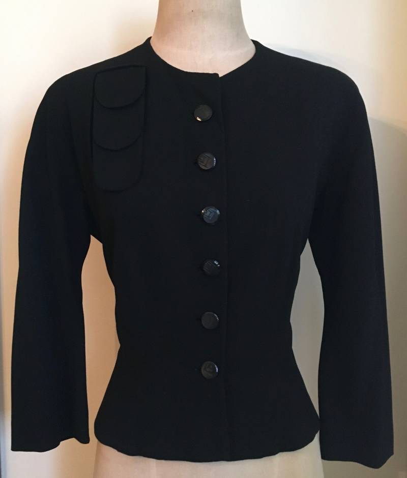 1940Er Jahre Saks Fifth Allee Schwarze Rayon Crepe Jacke/Blazer Mit Seitlicher Schultertasche Und Stoffverzierung Vintage von MadelonVintage