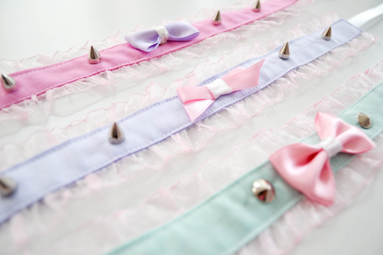 Pastel Halsband Mit Schleife Und Nieten von MademoiselleOpossum