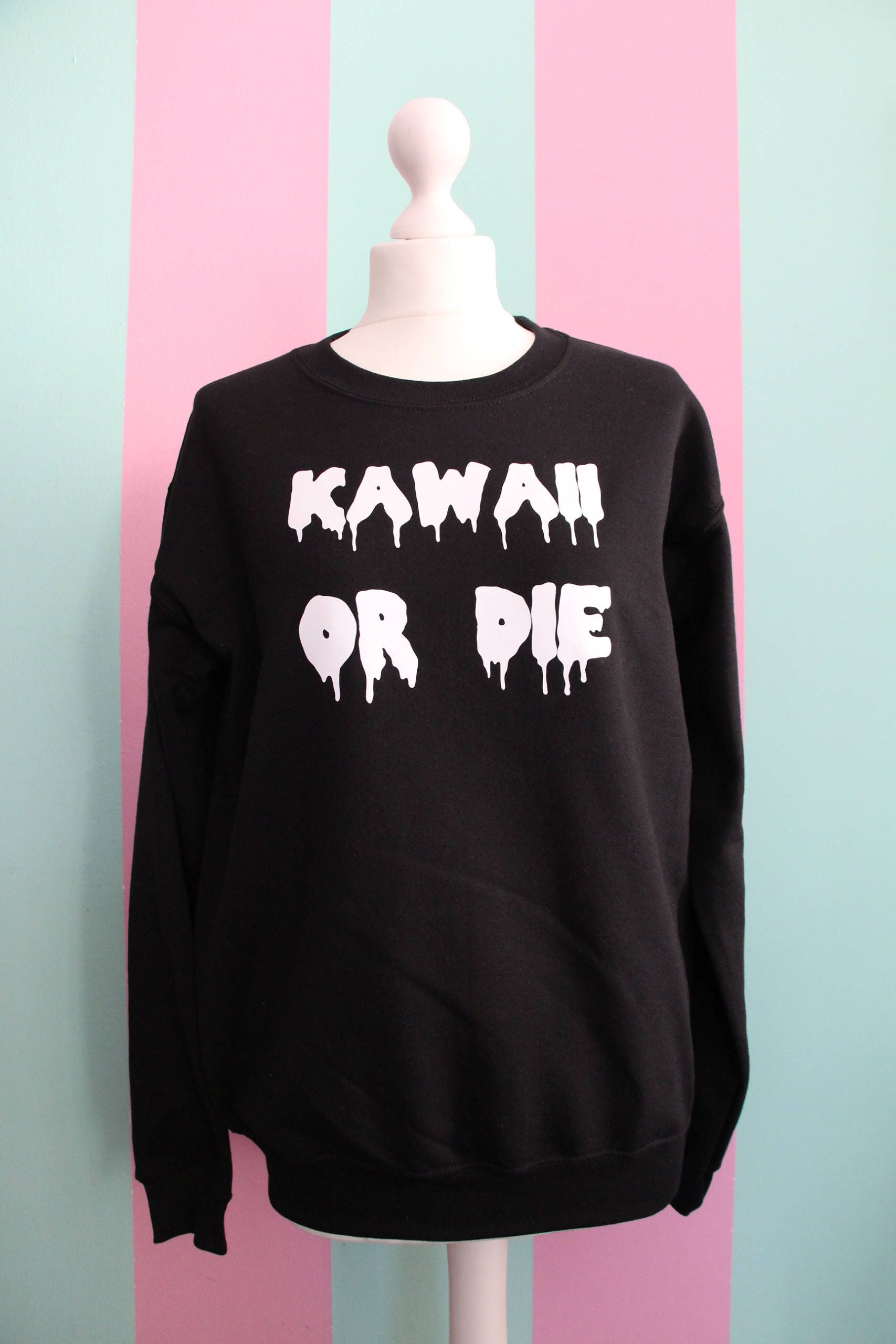 Schwarzer Kawaii Or Die Pullover von MademoiselleOpossum