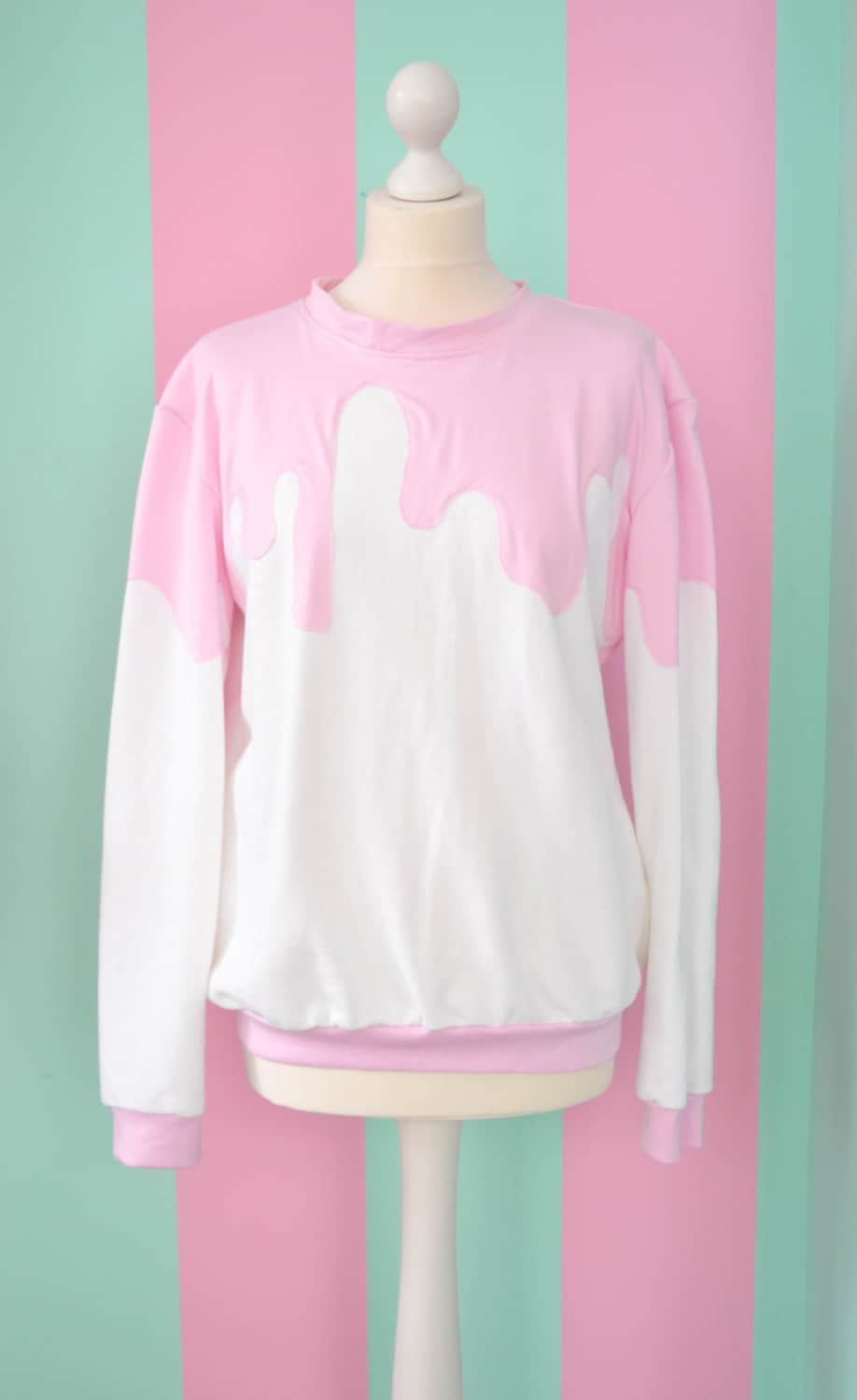 Weißer Fairy Kei Pullover Mit Rosa Soße von MademoiselleOpossum