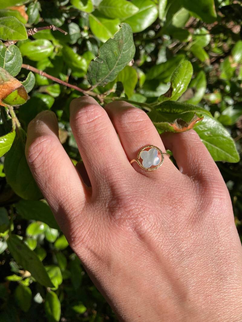 Goldgefüllter Ring Mit Kleeblatt Aus Weißem Perlmutt von MademoiselleParee