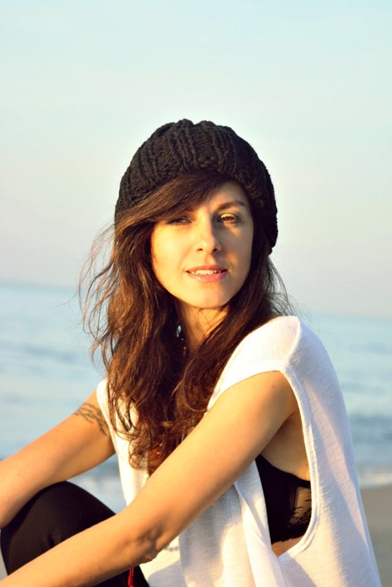 Schwarze Beanie Mit Wolle, Handgefertigt, Handgestrickt von MademoisellePatrini