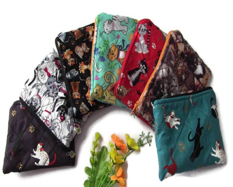 Handgefertigter Gesteppter Reißverschluss-Münzbeutel/Münze-Geldbeutel Katze Organizer Ohrhörer-Tasche Medizin-Beutel Mitarbeiter Geschenk Frau von MadewithLove4Hopes
