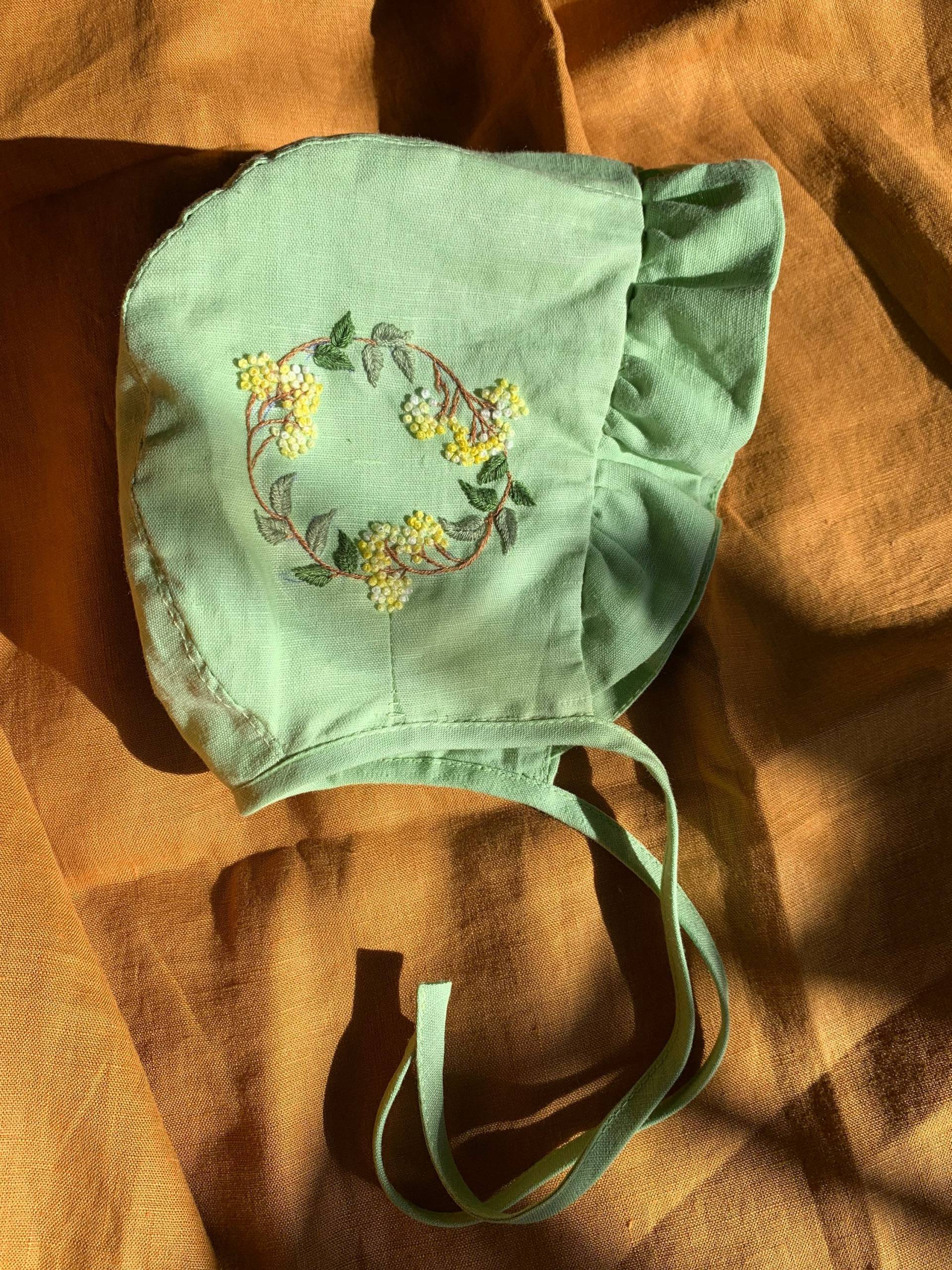 Leinen Baby Mütze/Bestickte Mit Rüschen Krempe von MadewithloveByCherry