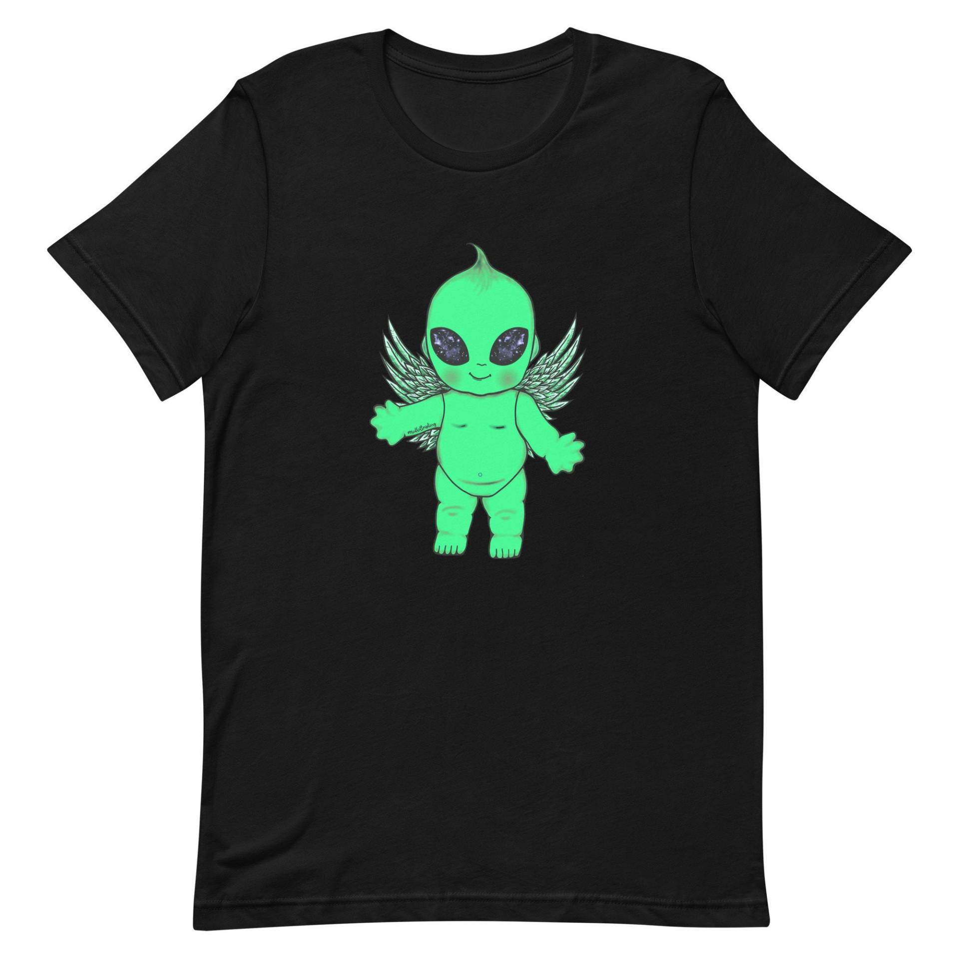 Alien Baby Doll Kurzarm Unisex T-Shirt. Grünes Süßes Puppen Shirt von Madhattersdiary