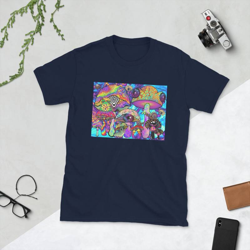 Pilz Kurzarm Unisex T-Shirt. Trippy Artwork Design. Pilze Und Critters von Madhattersdiary
