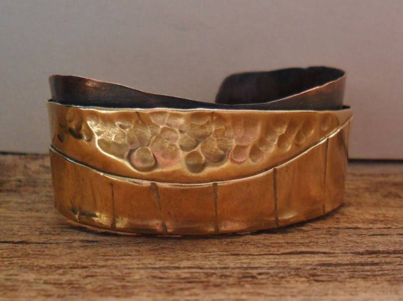 Layered Messing Kupfer Manschette Armband Männer Frauen von MadiJAXmetals