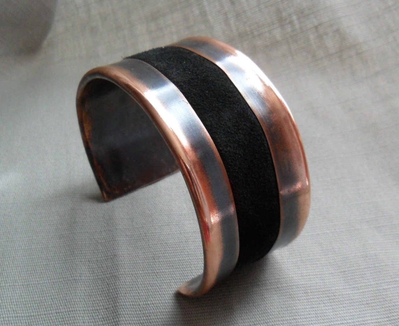 Manschetten-Armband Aus Schwarzem Wildleder Und Kupfer von MadiJAXmetals