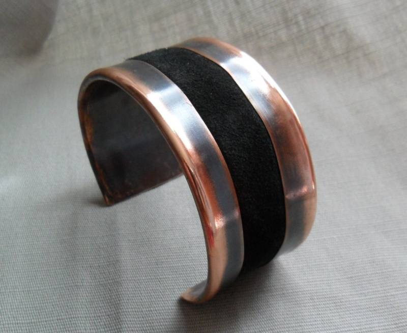 Manschetten-Armband Aus Schwarzem Wildleder Und Kupfer von MadiJAXmetals