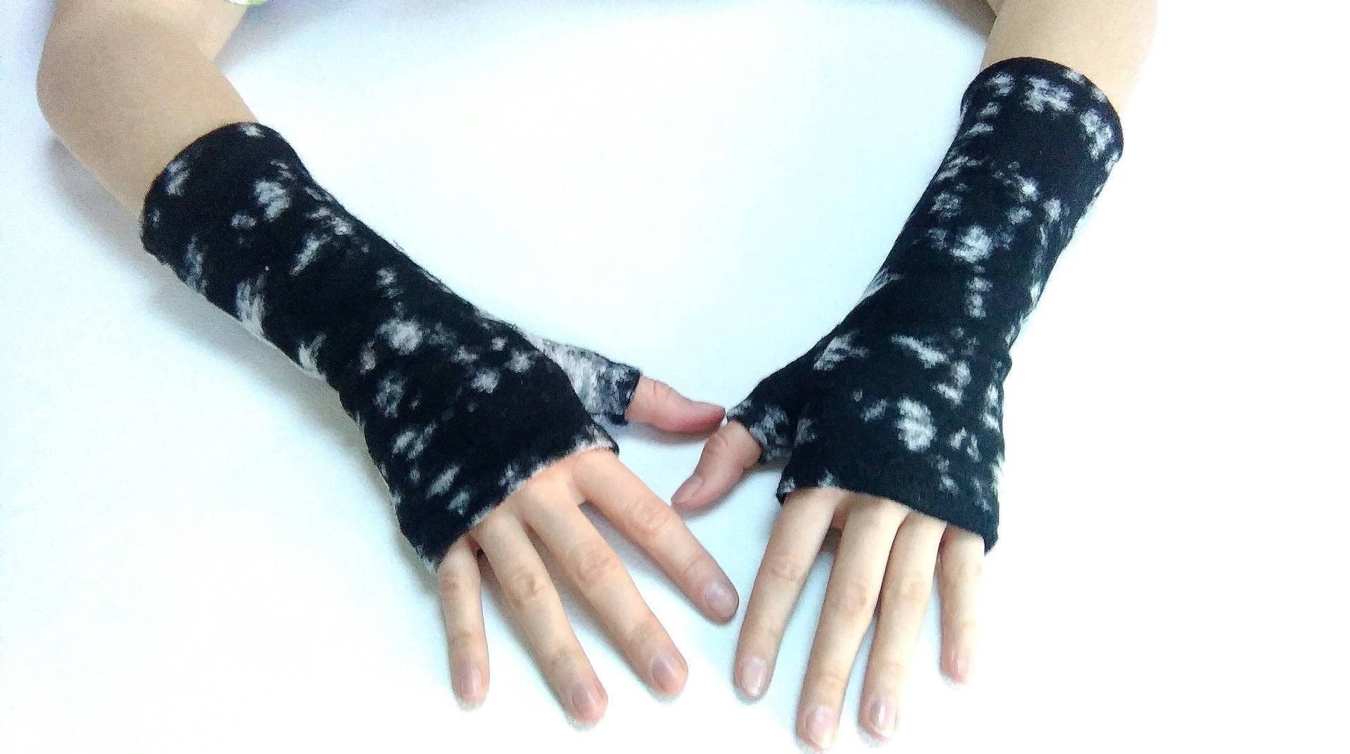 Fausthandschuh in Schwarz-Weiß Gepunktetem Strickjersey von MadinSaintois