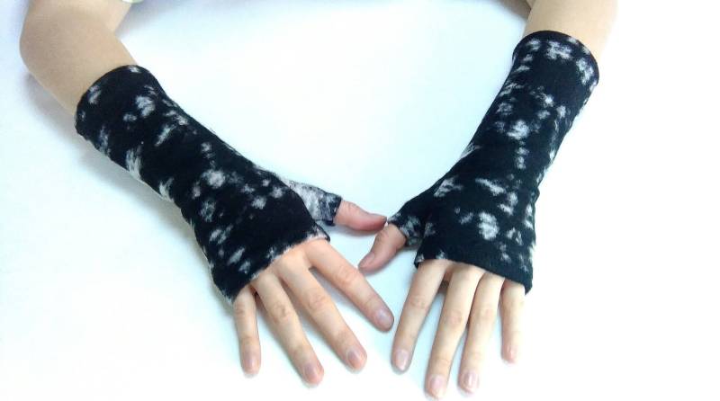 Fausthandschuh in Schwarz-Weiß Gepunktetem Strickjersey von MadinSaintois