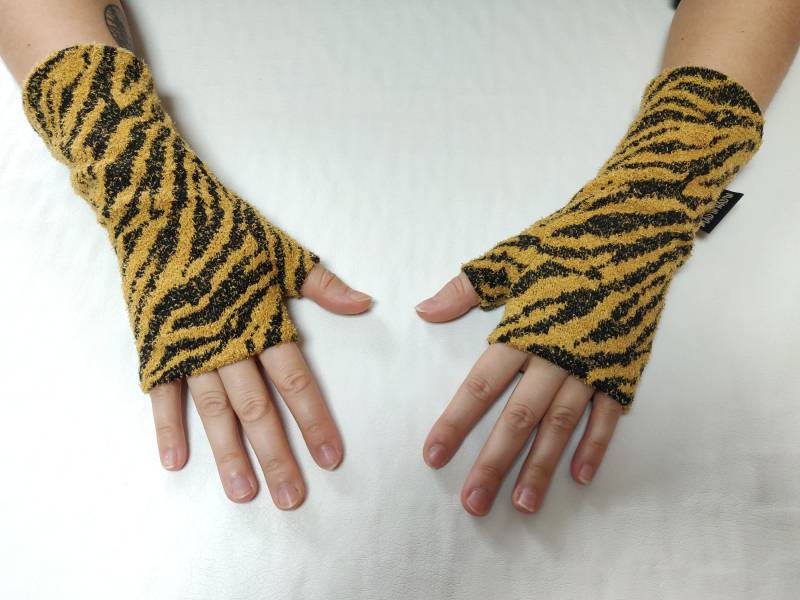 Gesprenkelt Rot Und Schwarz Mitt von MadinSaintois