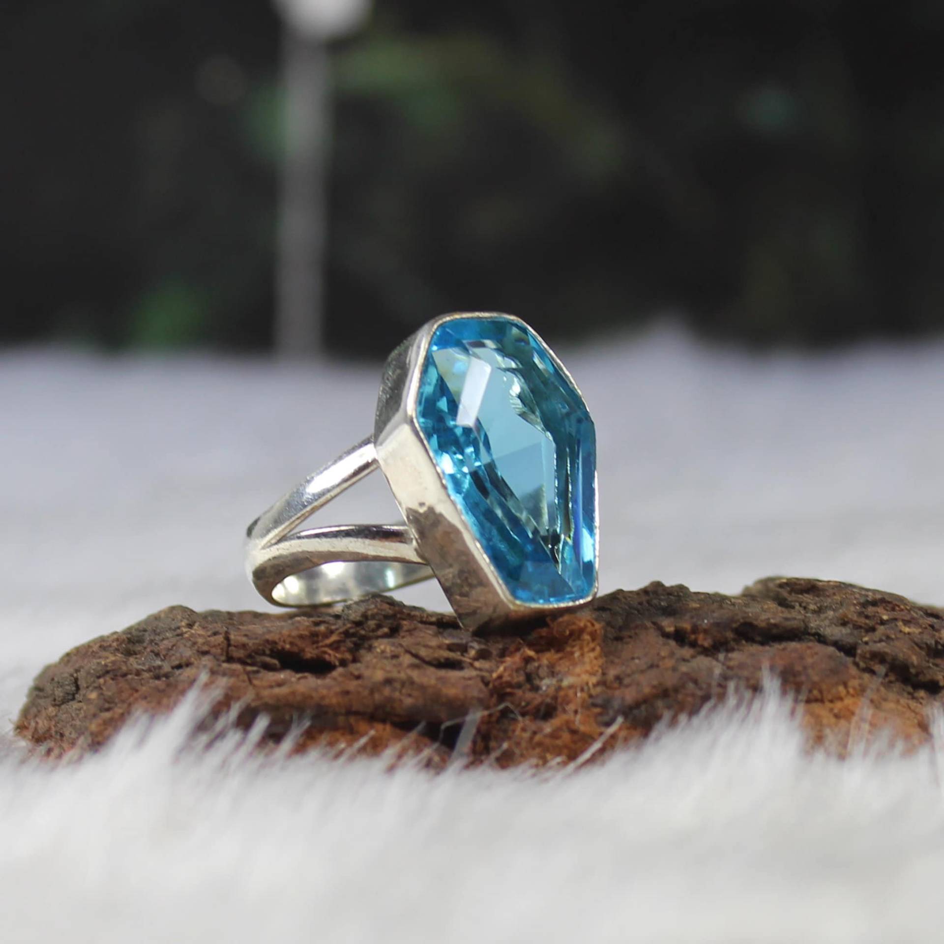 Wunderschöner Sarg Blautopas Edelstein Ring, Erstaunlicher Mädchen Sterling Silber Lünette Versprechen Ring von MadinaJewelz