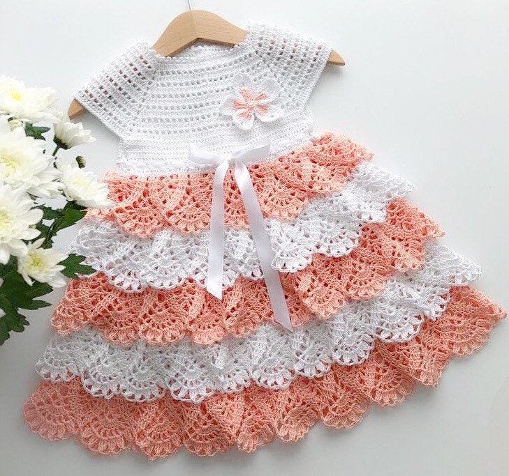 Gehäkeltes Babykleid, Pfirsich Und Weißes Kleid Für Ein Baby Mädchen, Geschenk Baby-Dusche, Hand Gehäkeltes Baby-Mädchen-Outfit-Idee, Geschichtet von MadinasHandmade